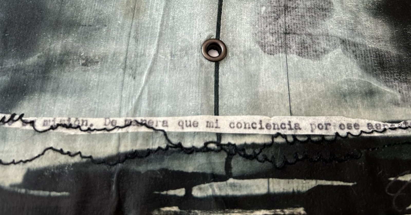 Obra de encáustica con trazos gestuales de cera de Gabriela Sánchez