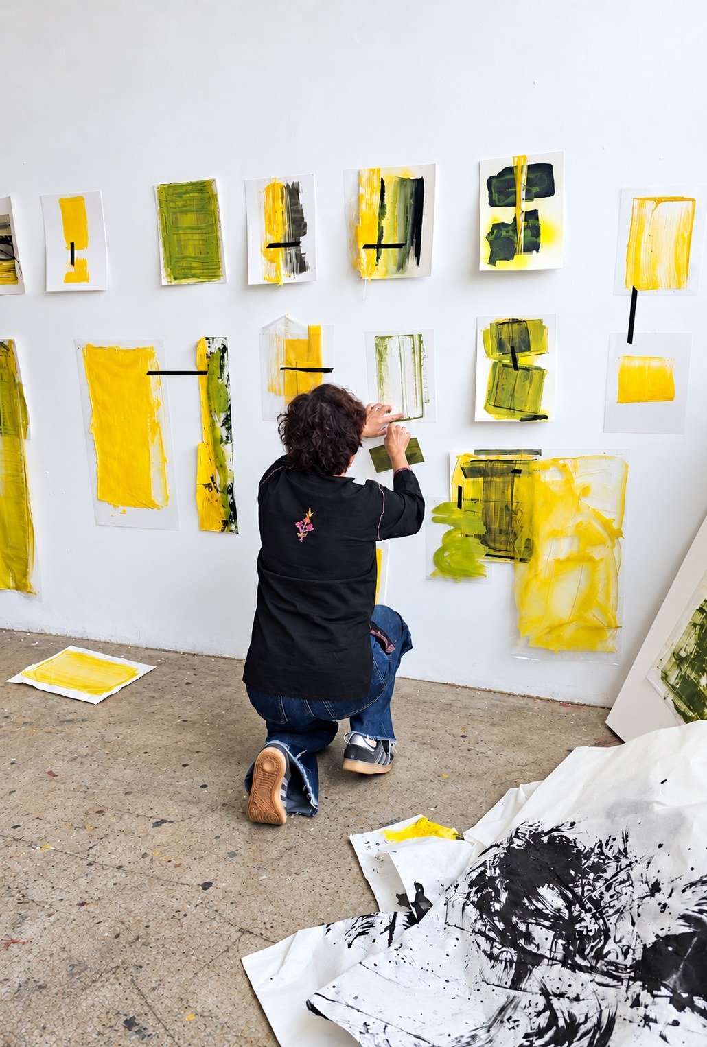 Gabriela Sánchez trabajando en su estudio
